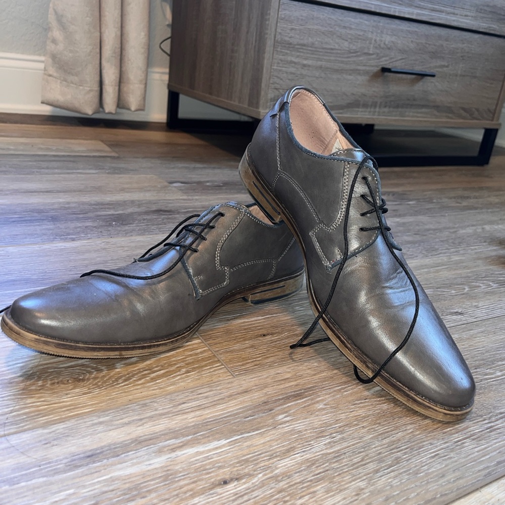 Elegant Gray Leather Oxfords for Formal Occasions